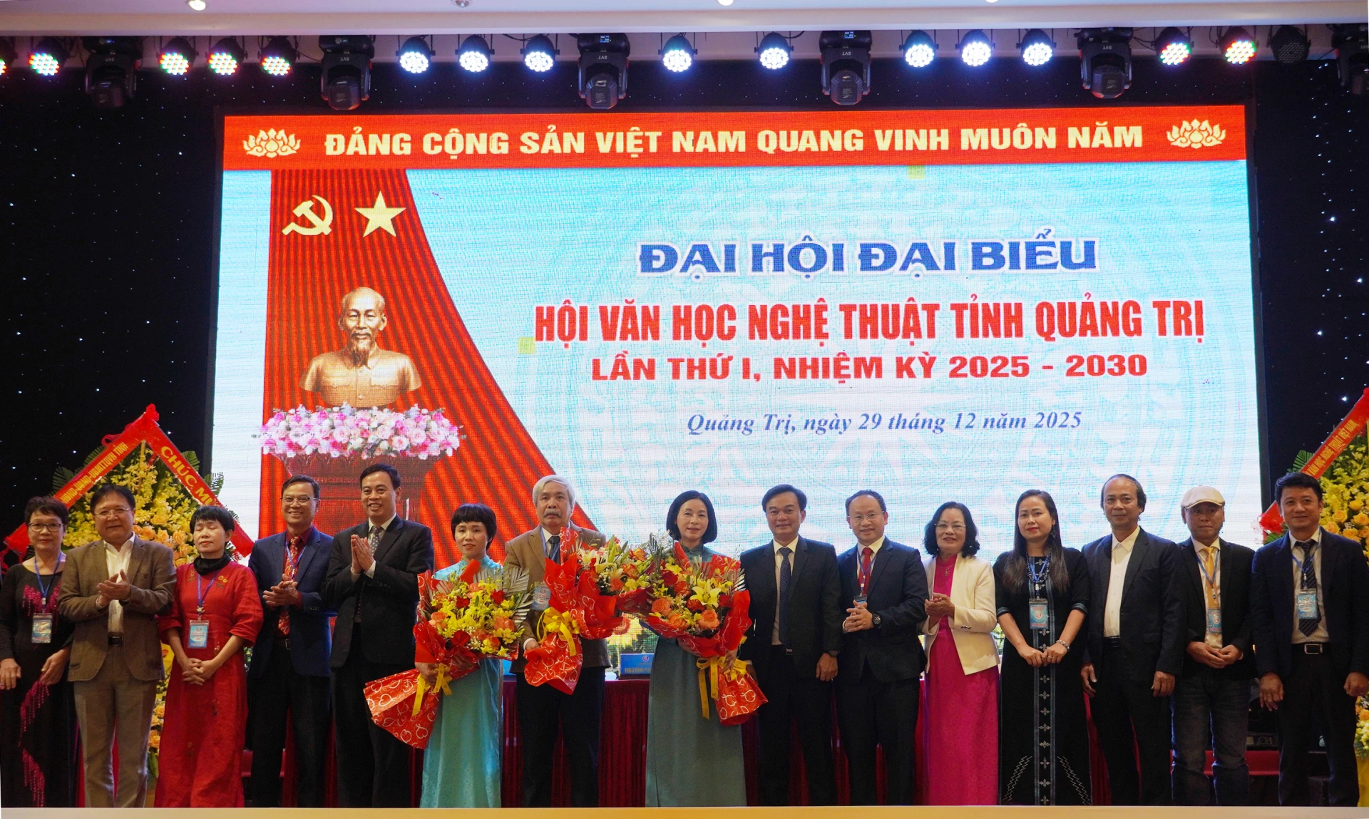 Các đồng chí lãnh đạo tỉnh tặng hoa chúc mừng Ban Chấp hành Hội VHNT tỉnh Quảng Trị khóa, nhiệm kỳ 2025-2030 - Ảnh: X.P